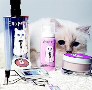 Choupette  la chatte de Karl Lagerfeld présente  la ligne de maquillage Shu Uemura,