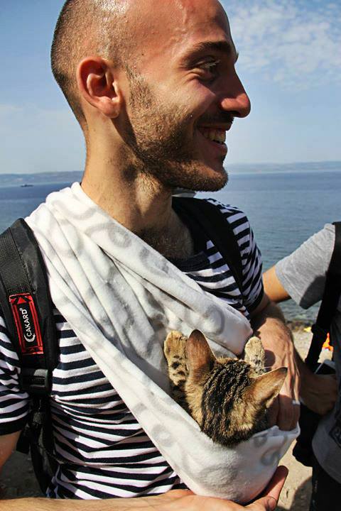 La photographie touchante d’un refugié Syrien ayant tout abandonné excepté son chaton